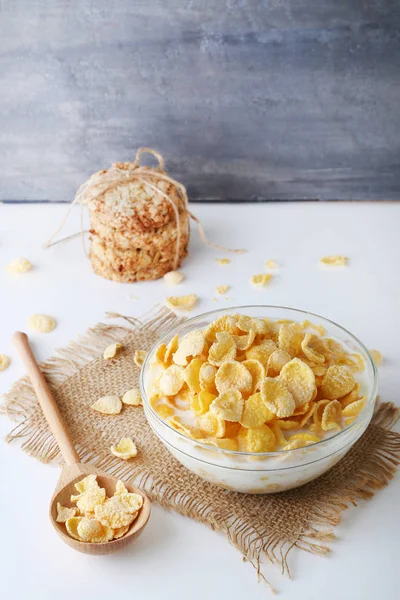 Copos de maíz con leche en tazón — Foto de Stock