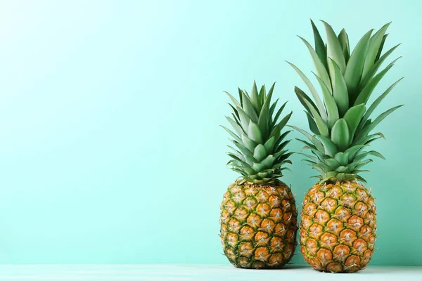 Dwie dojrzałe ananasy — Zdjęcie stockowe