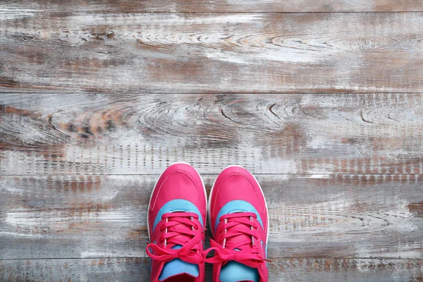 Pembe spor ayakkabı