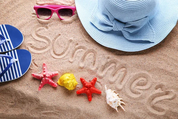 Palavra Verão escrito à mão na areia da praia — Fotografia de Stock