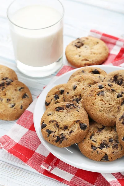 Chocolate chip cookies with glass of milk — Stock Photo, Image