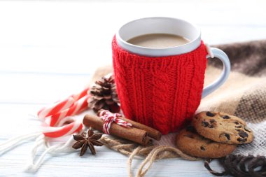 Masada bir fincan kahve.