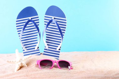 plaj kum üzerinde güneş gözlüğü ve deniz yıldızı ile floplar flip