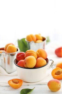 kabın içinde olgun kayısı