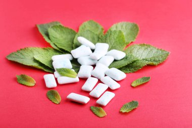 Nane yaprakları ile çiğneme diş etleri