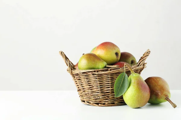 Ripe pears in basket — Stock Photo, Image