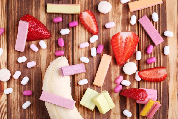 Žvýkačky s jahodami a banánem — Stock fotografie