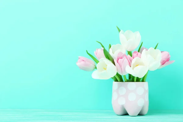 Ramo de tulipanes en copa —  Fotos de Stock