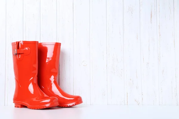 Botas de goma rojas sobre blanco — Foto de Stock