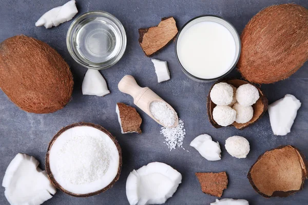 お菓子とガラスのテーブルの上のミルクのココナッツ — ストック写真