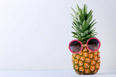 Bununla birlikte güneş gözlüklü olgun ananas