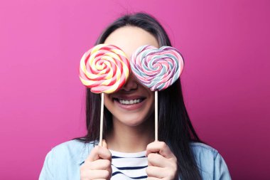 lolipop gözlerinin önünde tutan kadın