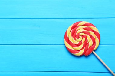 Mavi ahşap masa üzerinde tatlı lolipop