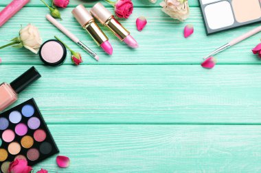ahşap masaya çiçek makyaj kozmetik