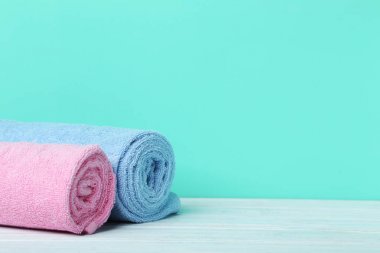 Turkuaz pembe ve mavi havlu