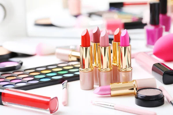 Make-up cosmetica op wit tafelblad — Stockfoto