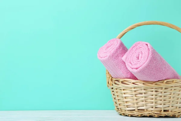 Ροζ πετσέτες στο καλάθι — Φωτογραφία Αρχείου