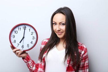 Saat tutan genç gülümseyen kadın