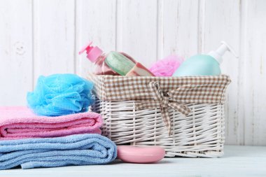 Tablo havlu ve sabun ile sepeti