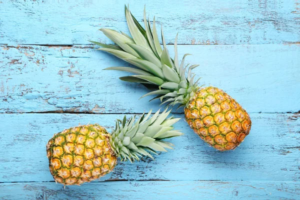 Ahşap masa üzerinde olgunlaşmış ananas — Stok fotoğraf