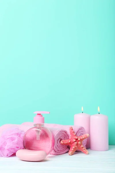用肥皂和蜡烛的粉红色毛巾 — 图库照片