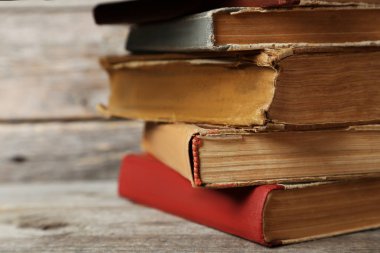 ahşap eski antika kitaplar