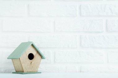 Tuğla duvar ahşap iç içe kutu