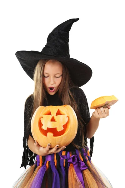Dívka v kostýmu čarodějnice drží dýně — Stock fotografie