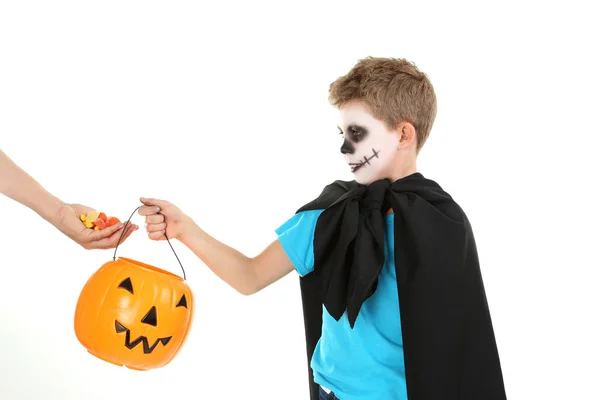 Chico en halloween traje consiguiendo caramelos —  Fotos de Stock