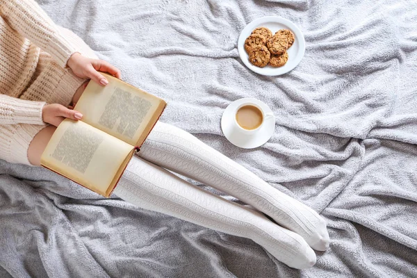 Jovem mulher leitura livro — Fotografia de Stock