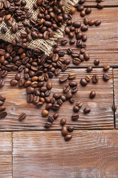 Смажені кавові зерна на дерев'яному столі — стокове фото
