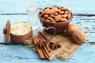 Badem yağı şişesi ile kase