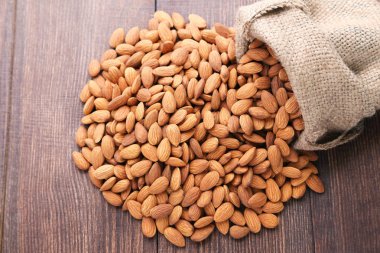 Tahta masadaki bademler