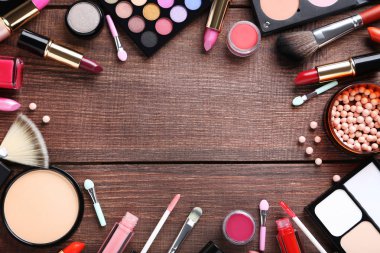 Masa üzerinde farklı makyaj kozmetik