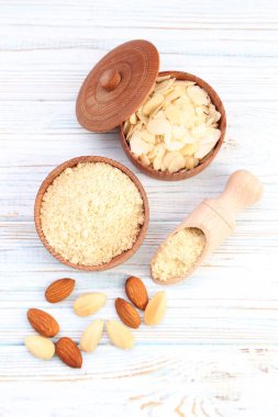 Badem kase ve tablo üzerinde Kepçe