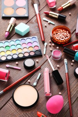 Masa üzerinde farklı makyaj kozmetik