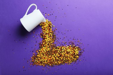 Beyaz sürahi ile renkli sprinkles 