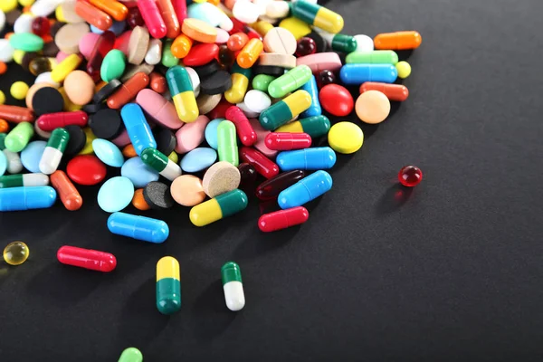 Διάφορα πολύχρωμα χάπια — Φωτογραφία Αρχείου