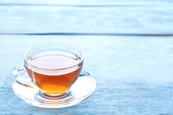 Tasse de thé sur table en bois bleu — Photo