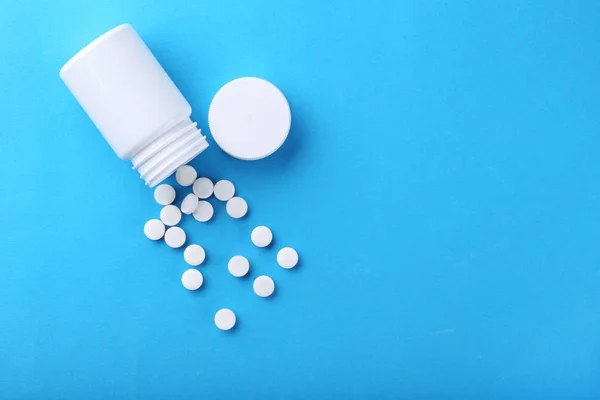 Białe tabletki w butelce z tworzywa sztucznego — Zdjęcie stockowe