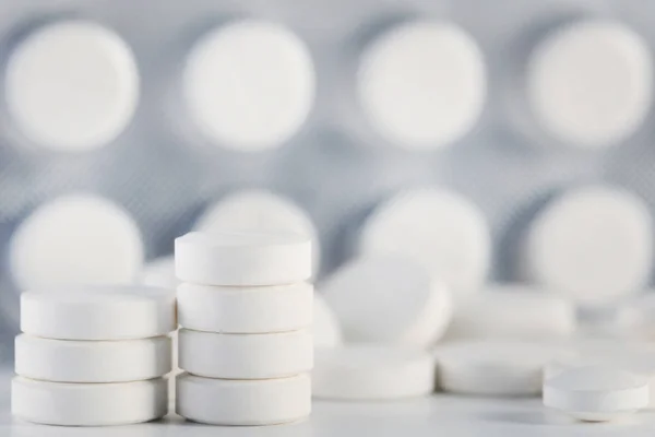 Billigt av piller på vit bakgrund — Stockfoto