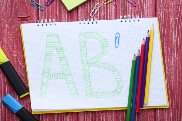 Handgeschreven brieven in notitieboekje met kleurpotloden — Stockfoto