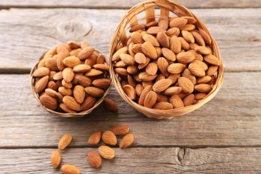 Tahta masadaki bademler