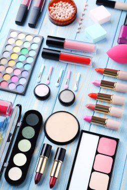 Masa üzerinde farklı makyaj kozmetik