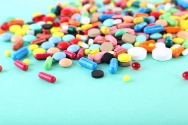 Farklı renkli hapları 