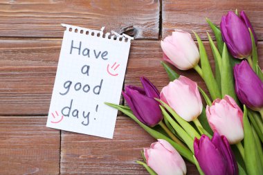 Masa üzerinde mesaj ile Lale buketi