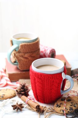 Masada bir fincan kahve.