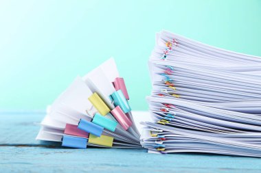 ATAÇ ile kağıt yığını 