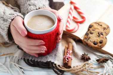 Kadın eli bir fincan kahve tutuyor. 