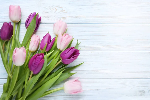 Bouquet de tulipes colorées sur table — Photo